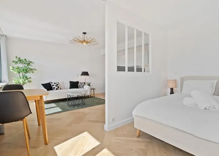 Modern With Kitchen In Prime Location