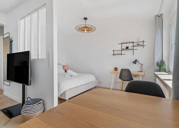 Modern With Kitchen In Prime Location