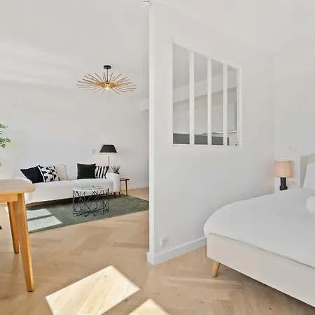 Modern With Kitchen In Prime Location