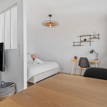 Modern With Kitchen In Prime Location