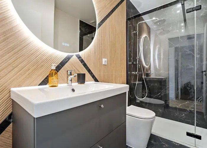 Modern With Kitchen In Prime Location *