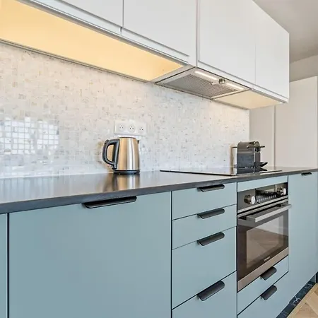 Lägenhet Modern With Kitchen In Prime Location *