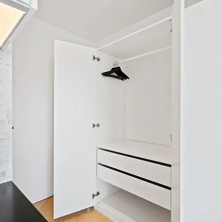 Modern With Kitchen In Prime Location Lägenhet