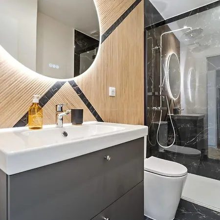 Modern With Kitchen In Prime Location *